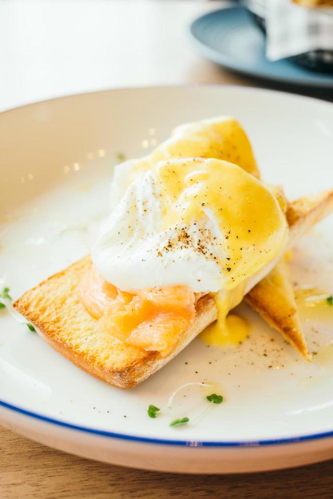 Eggs Benedict met gerookte zalm als ontbijt foto