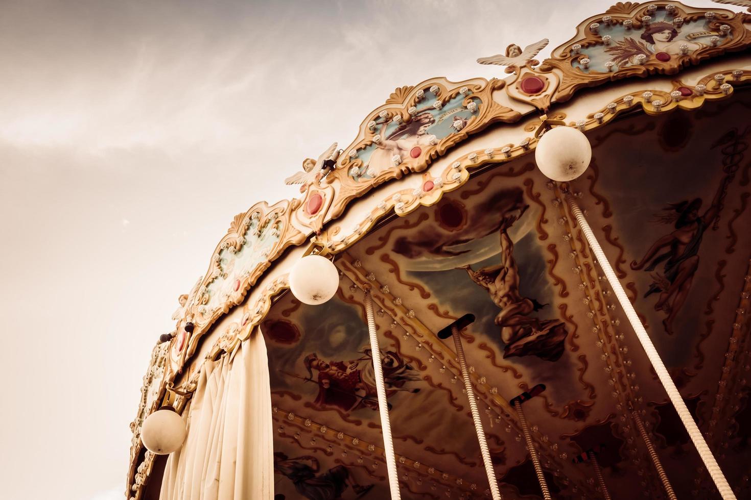 carrousel paard in het park foto