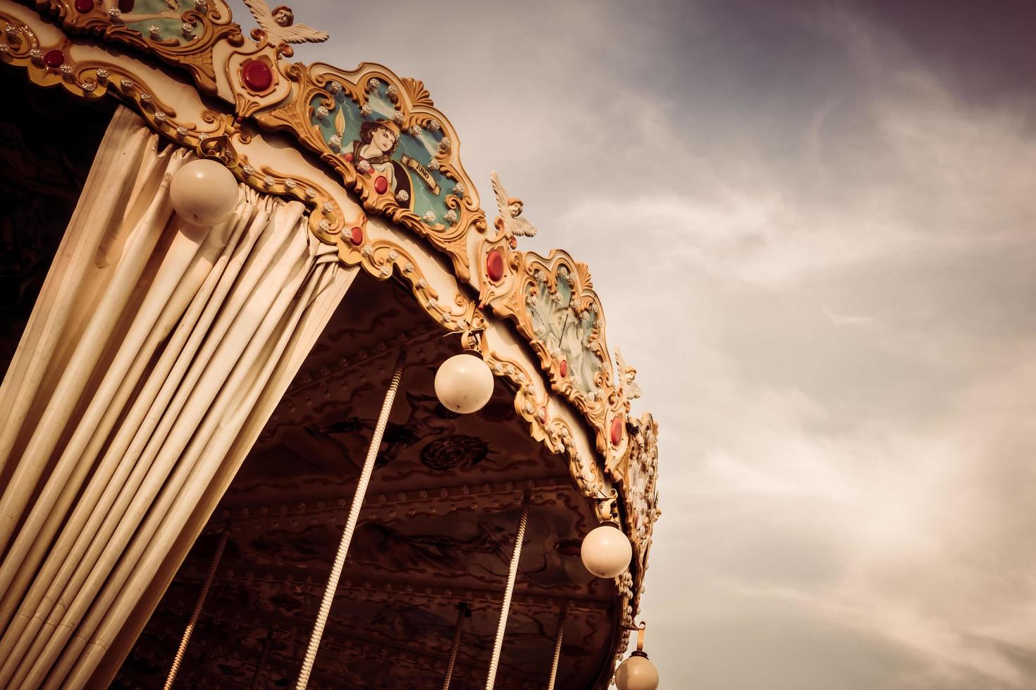 carrousel paard in het park foto