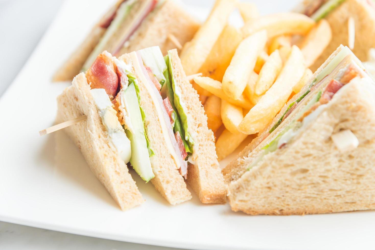 clubsandwiches in witte plaat foto