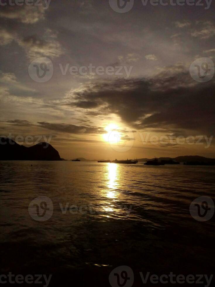 mooi zonsondergang visie en natuur van een eiland. foto