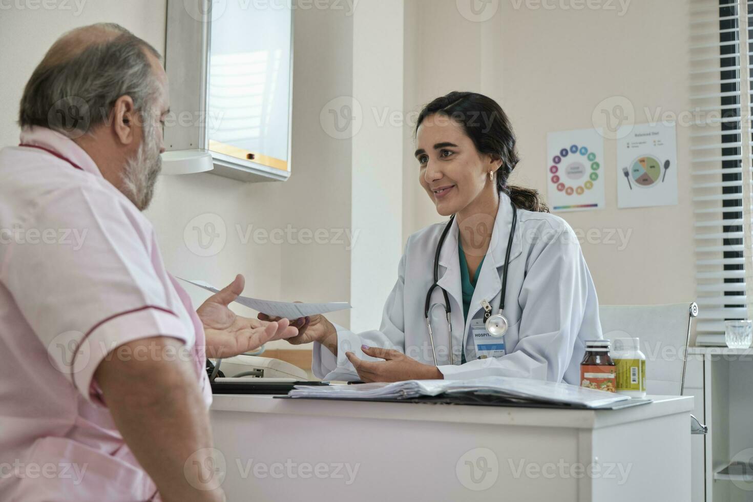 vrouw dokter en professioneel voedingsdeskundige in uniform adviseren Kaukasisch patiënten over aanvullend voedingsmiddelen en voedingsstoffen voor gezond eetpatroon Bij kliniek ziekenhuis, controles, en afspraken. foto