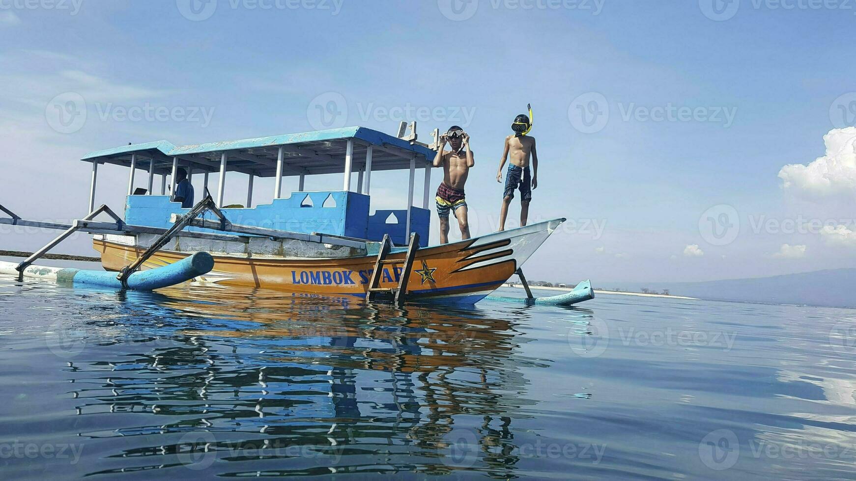 kinderen Aan een boot in lombok, Indonesië foto