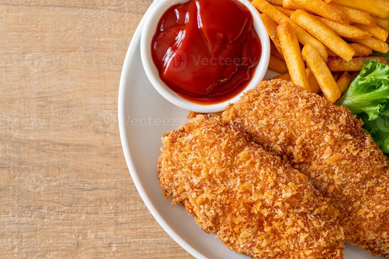 gebakken kipfilet steak met frietjes en ketchup foto