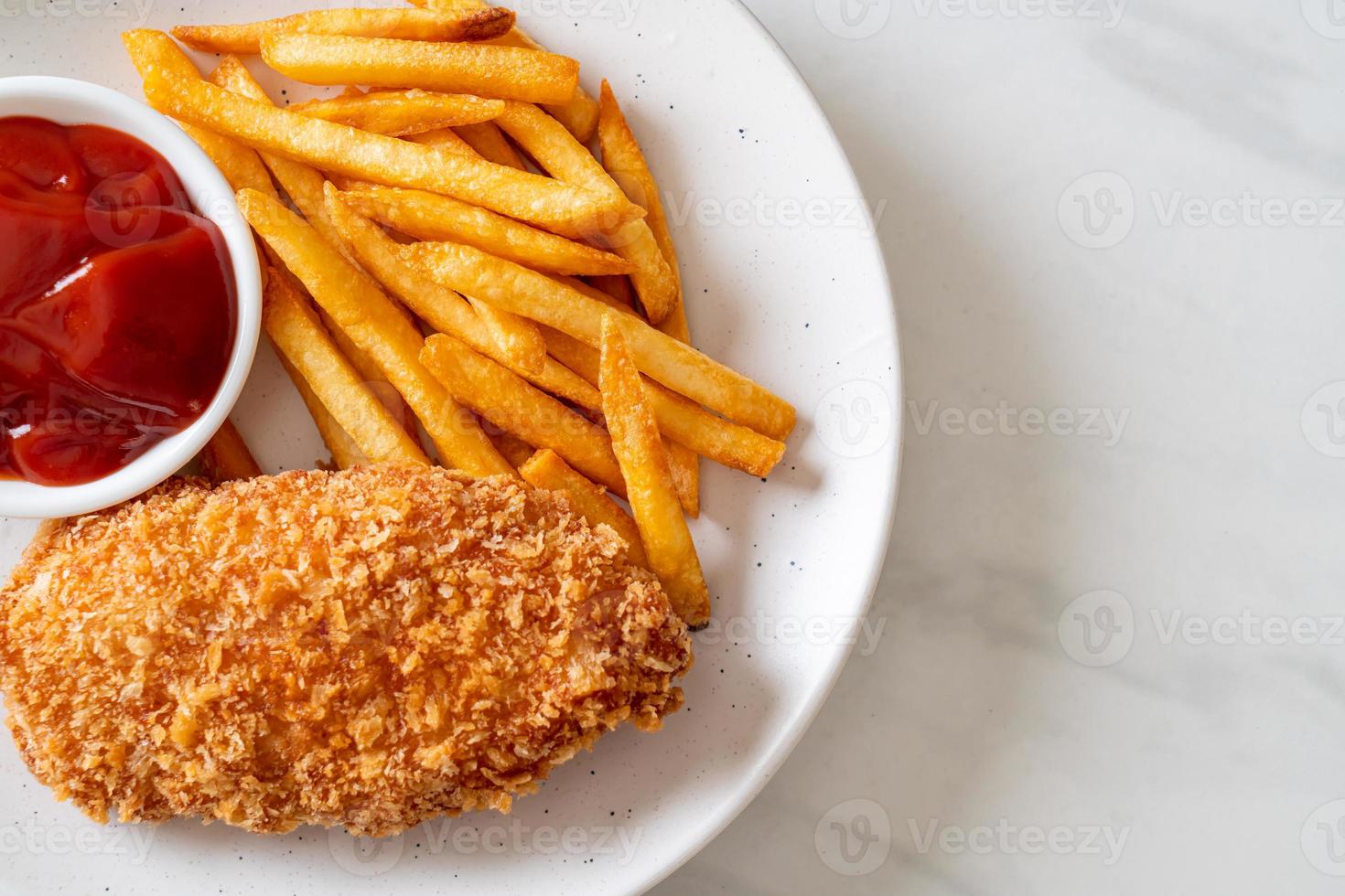 gebakken kipfilet steak met frietjes en ketchup foto