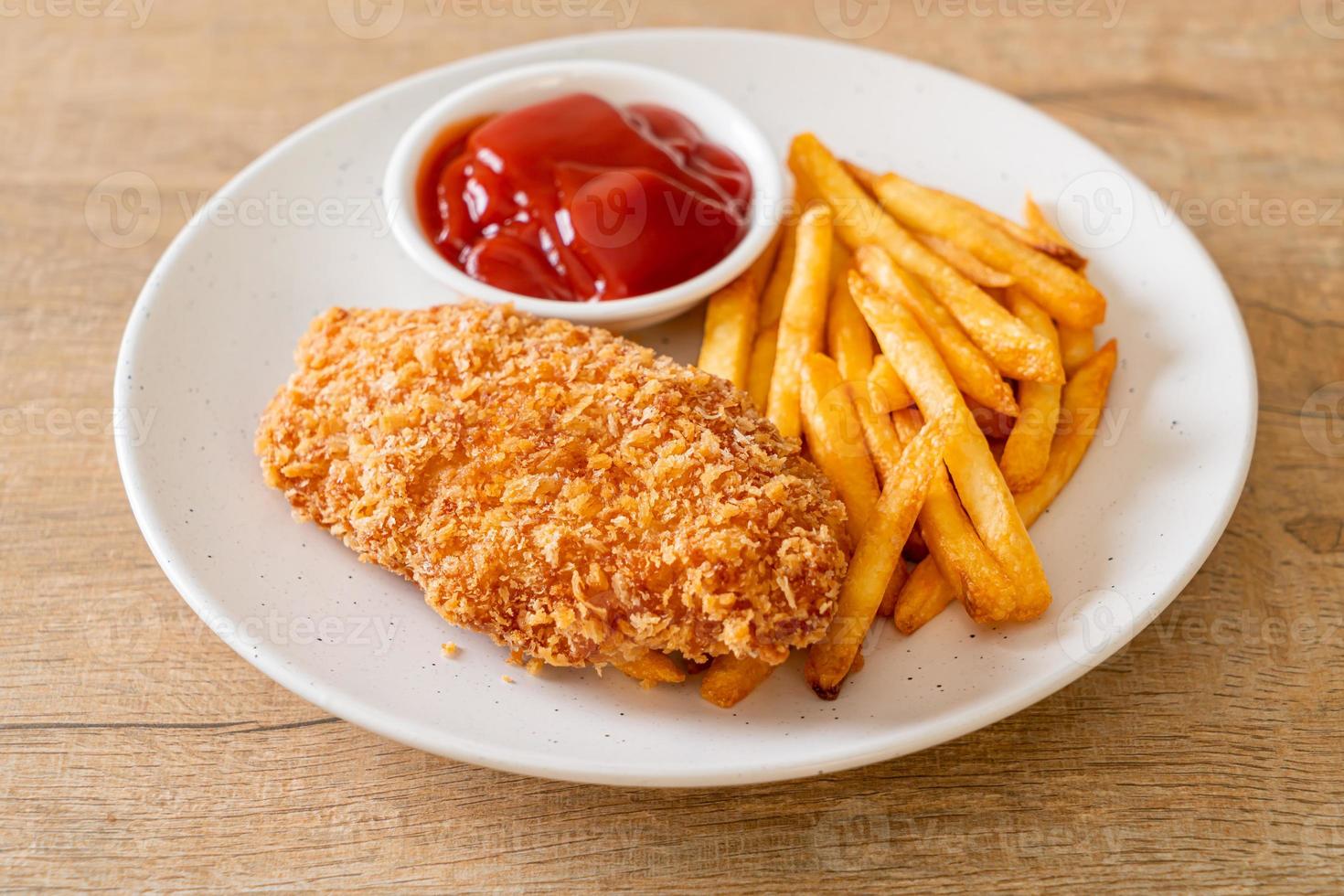 gebakken kipfilet steak met frietjes en ketchup foto