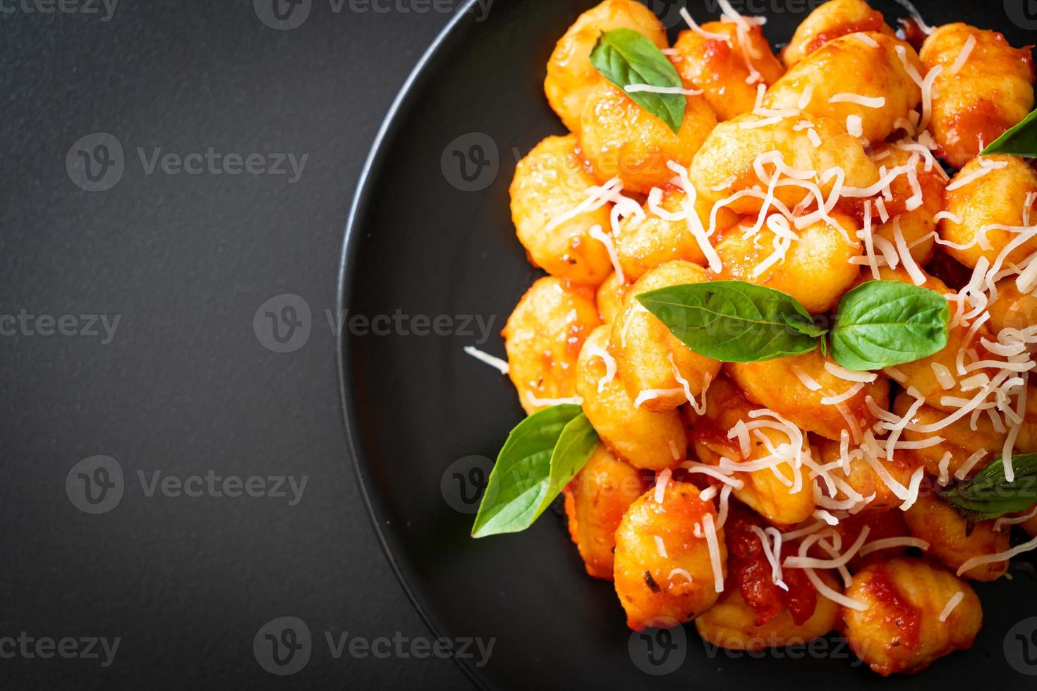 gnocchi in tomatensaus met kaas - italiaans eten foto