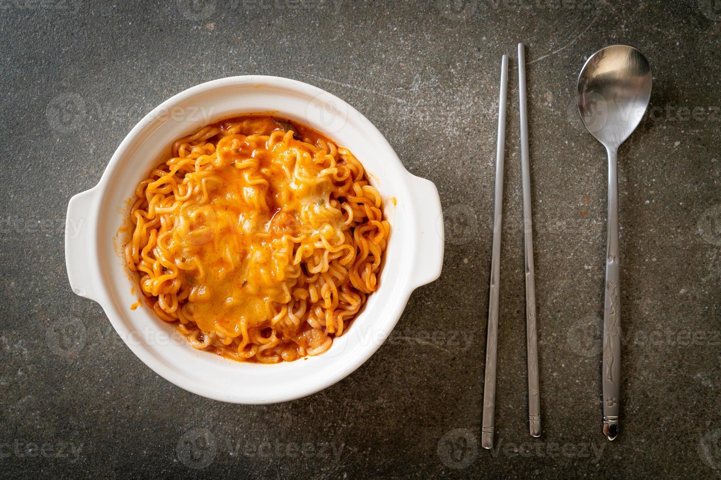 pittige instant noodle bowl met mozzarella kaas foto