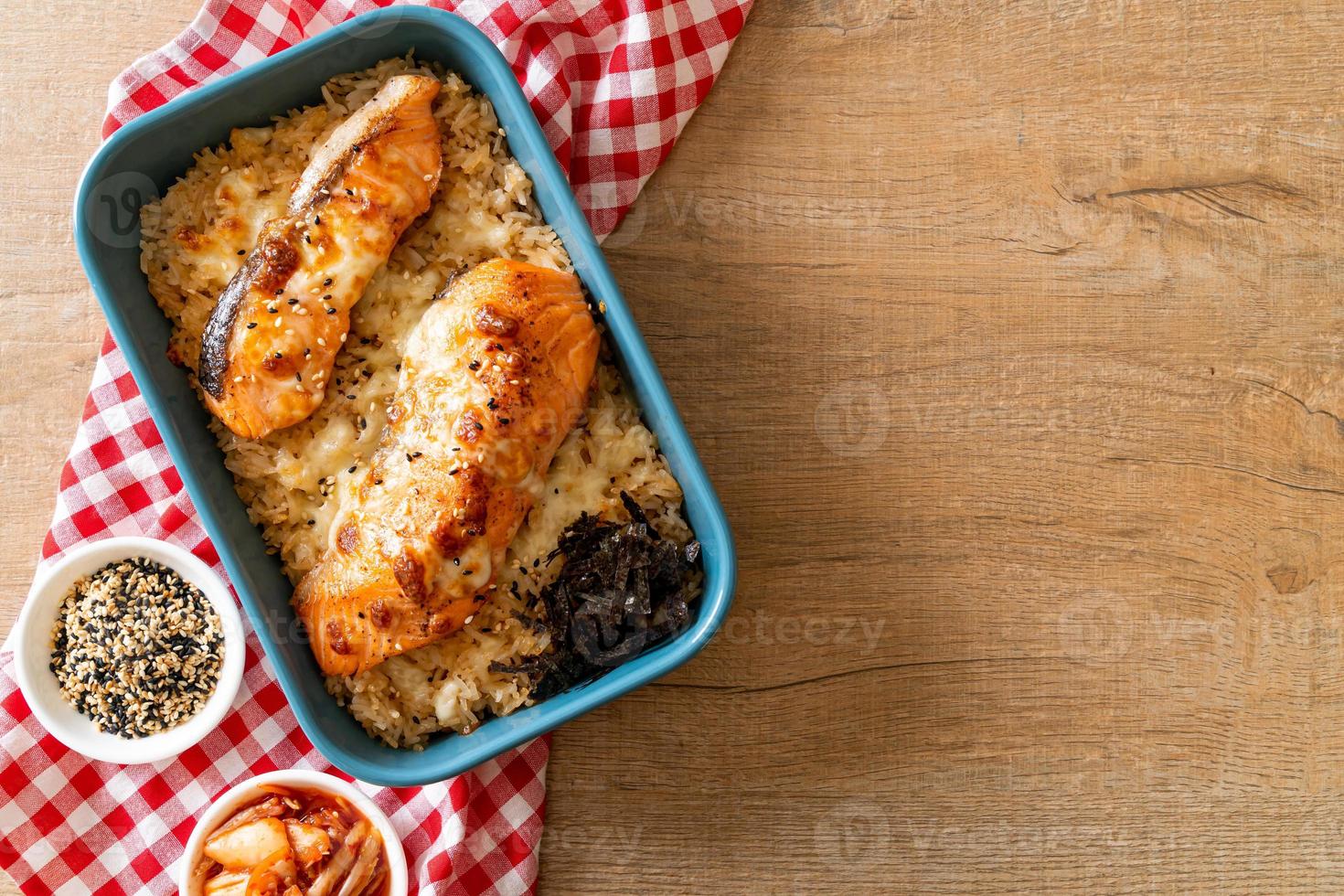 gebakken zalm met kaas en pittige miso rijstkom foto