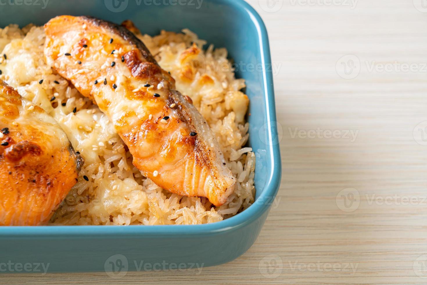 gebakken zalm met kaas en pittige miso rijstkom foto