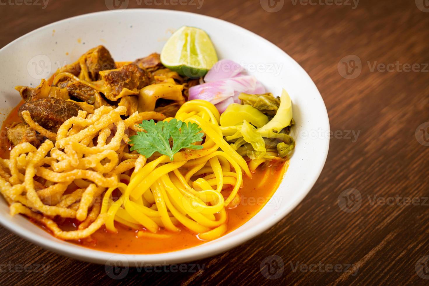 Noord-Thaise noedelcurrysoep met gestoofd varkensvlees foto