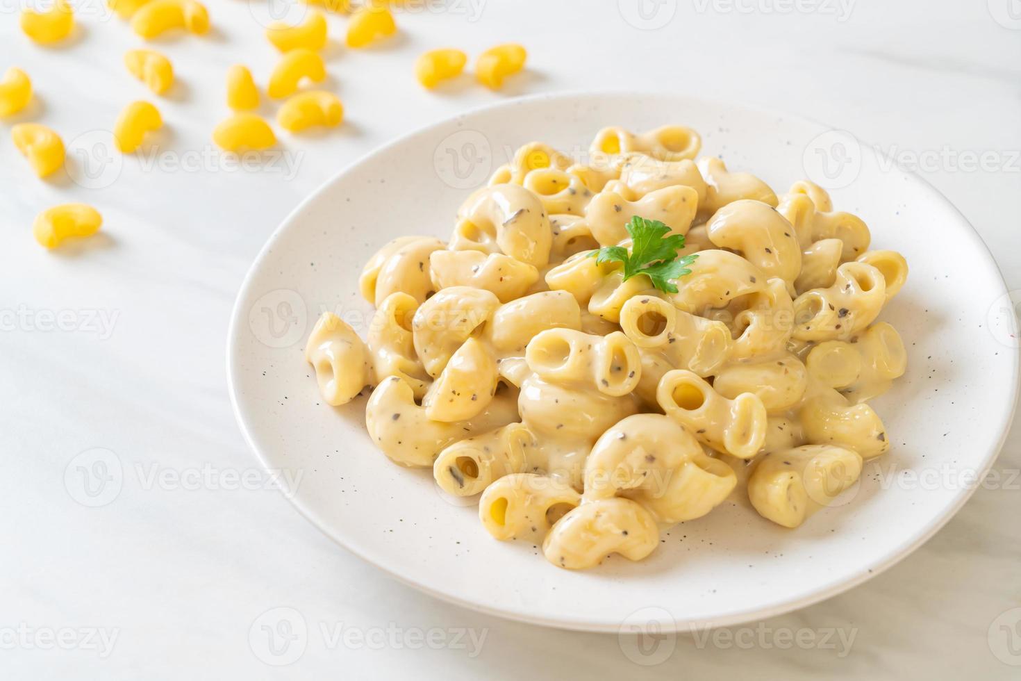 macaroni en kaas met kruiden in een kom foto