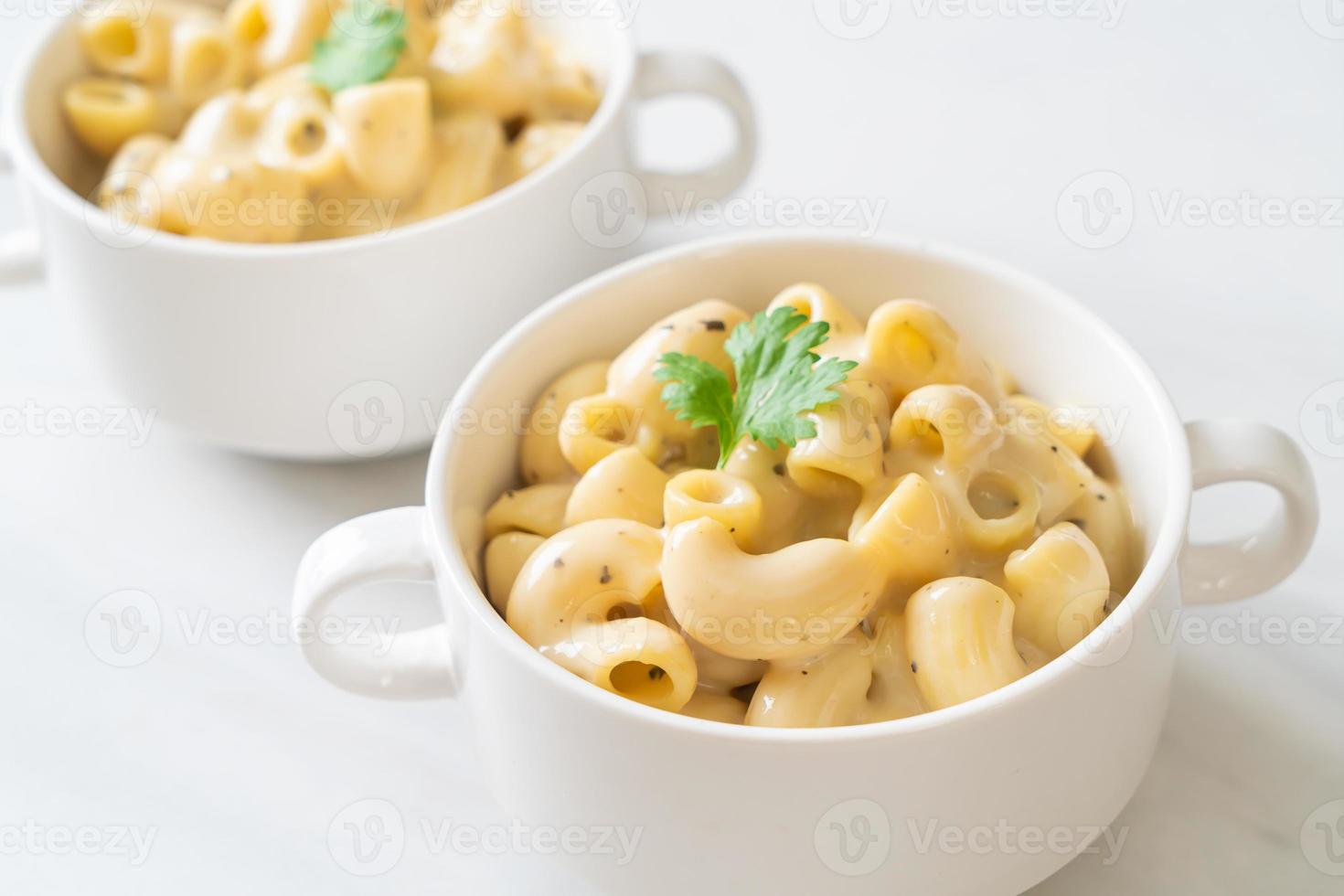macaroni en kaas met kruiden in een kom foto