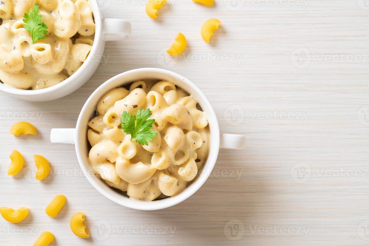 macaroni en kaas met kruiden in een kom foto