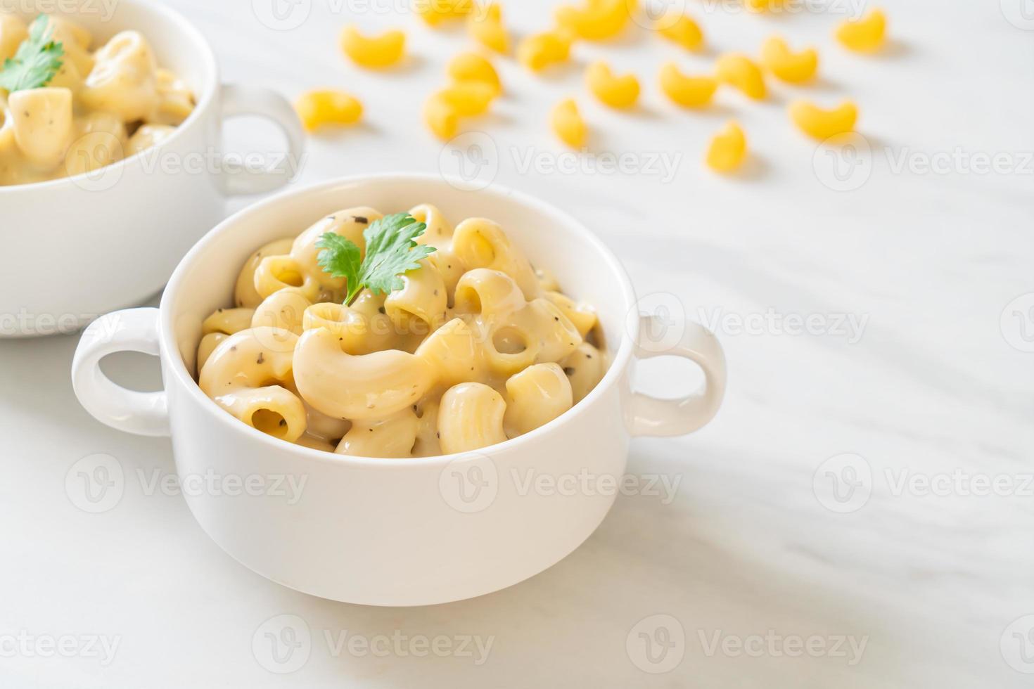 macaroni en kaas met kruiden in een kom foto