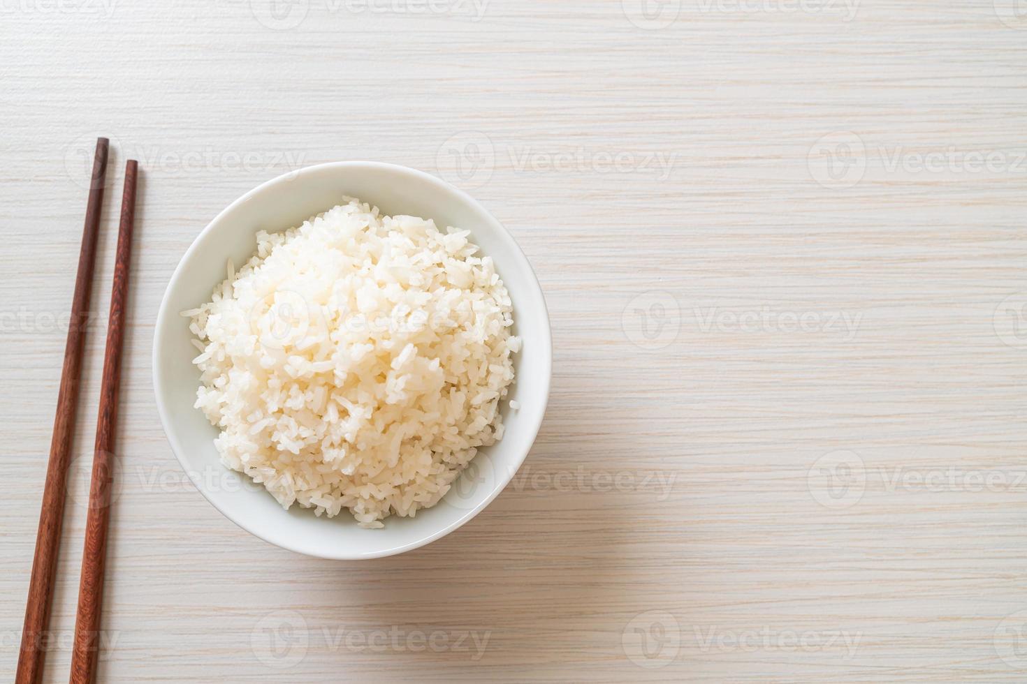 gekookte Thaise jasmijn witte rijstkom foto