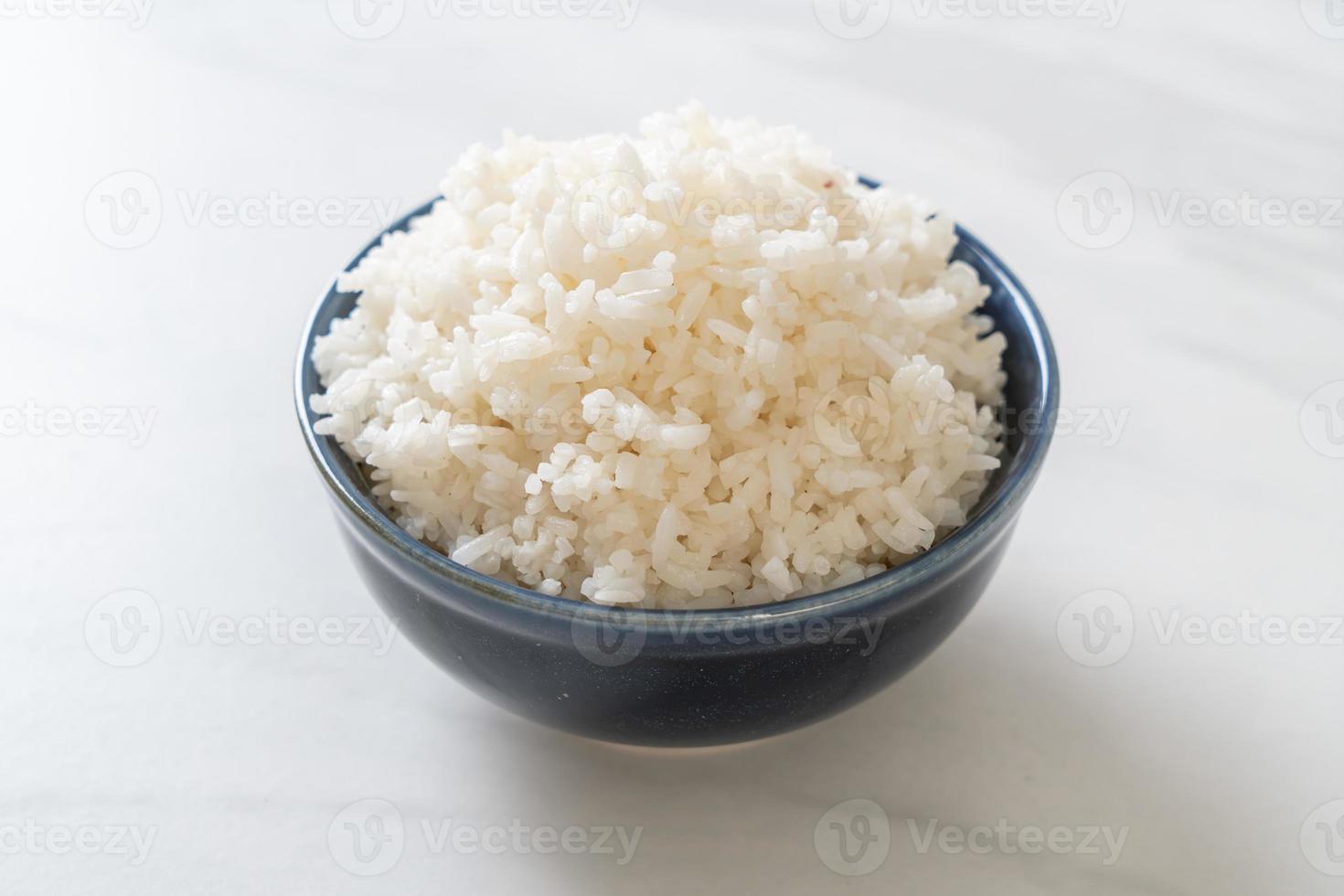 gekookte Thaise jasmijn witte rijstkom foto