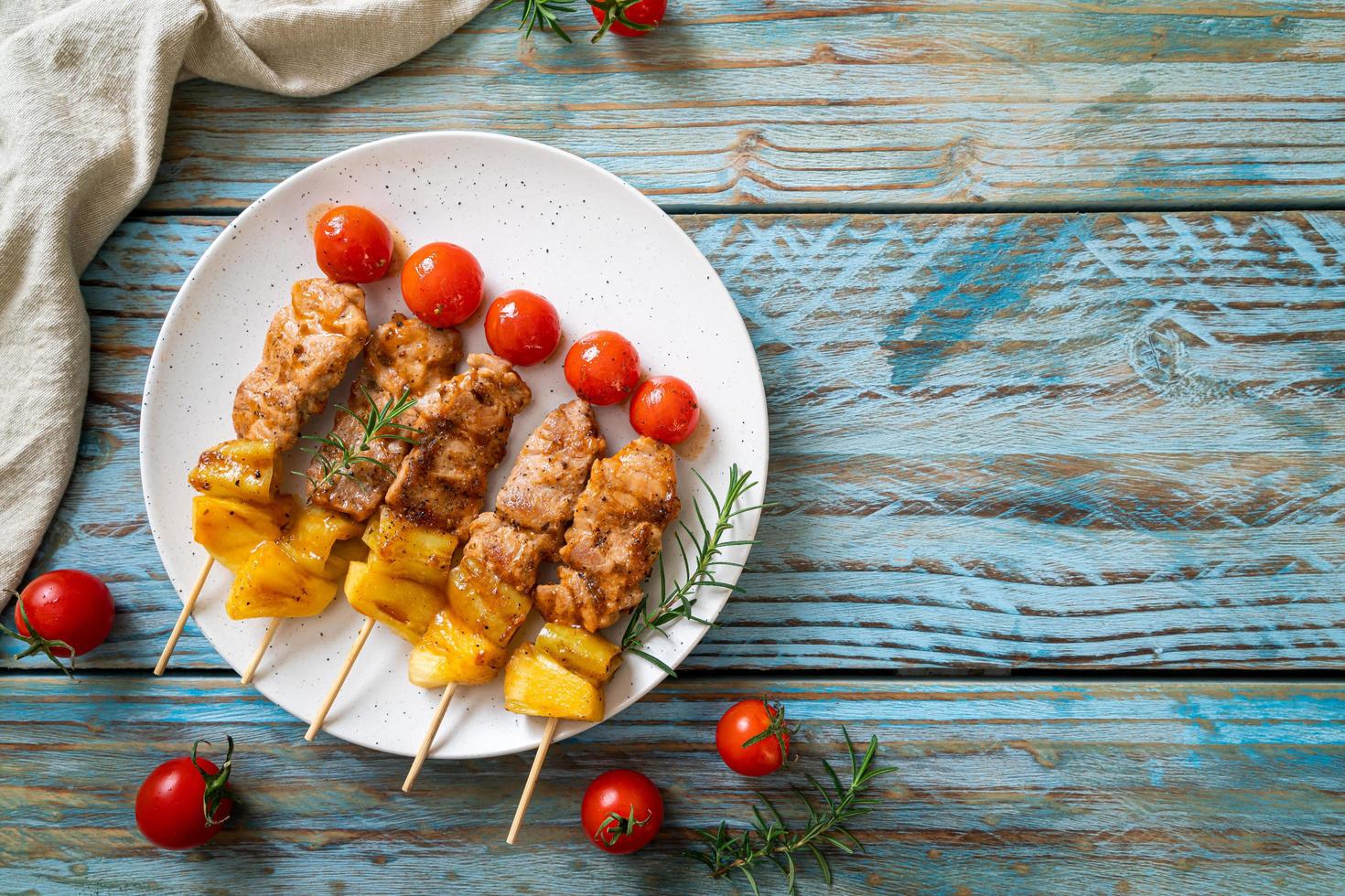 gegrilde varkensvlees barbecue spies op plaat foto