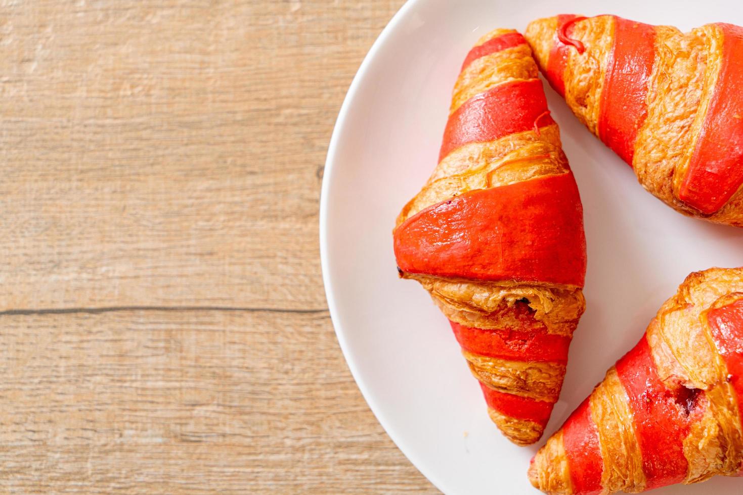 verse croissant met aardbeienjamsaus op bord foto