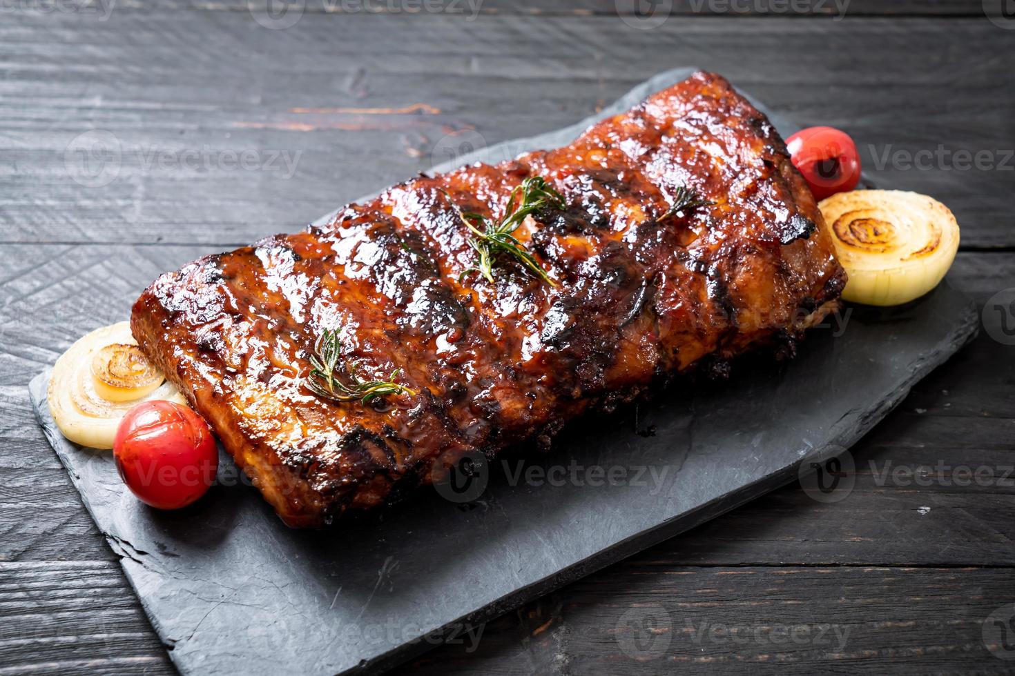 gegrilde en barbecue ribbetjes varkensvlees foto