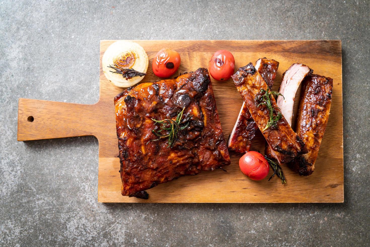 gegrilde en barbecue ribbetjes varkensvlees foto