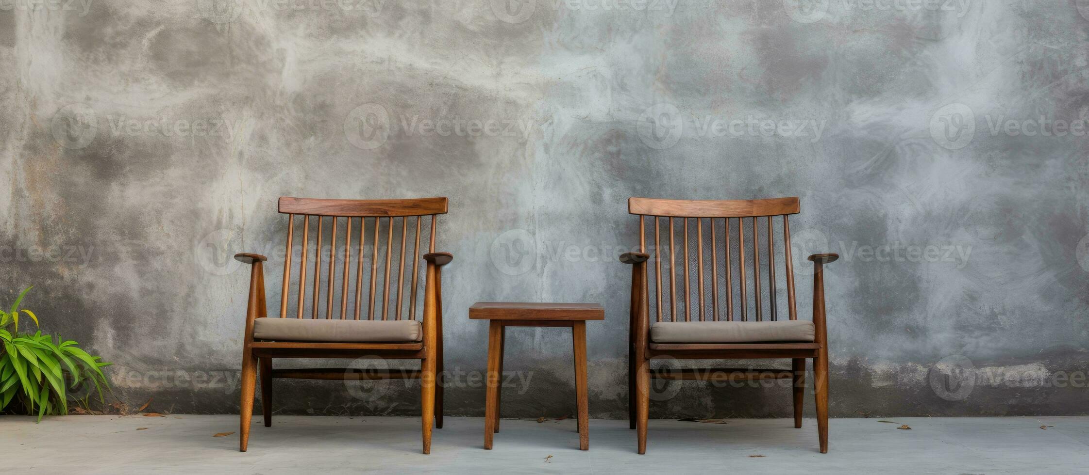 Aan een cement veranda in voorkant van de huis Daar zijn twee oud houten stoelen en een gepolijst cement muur foto