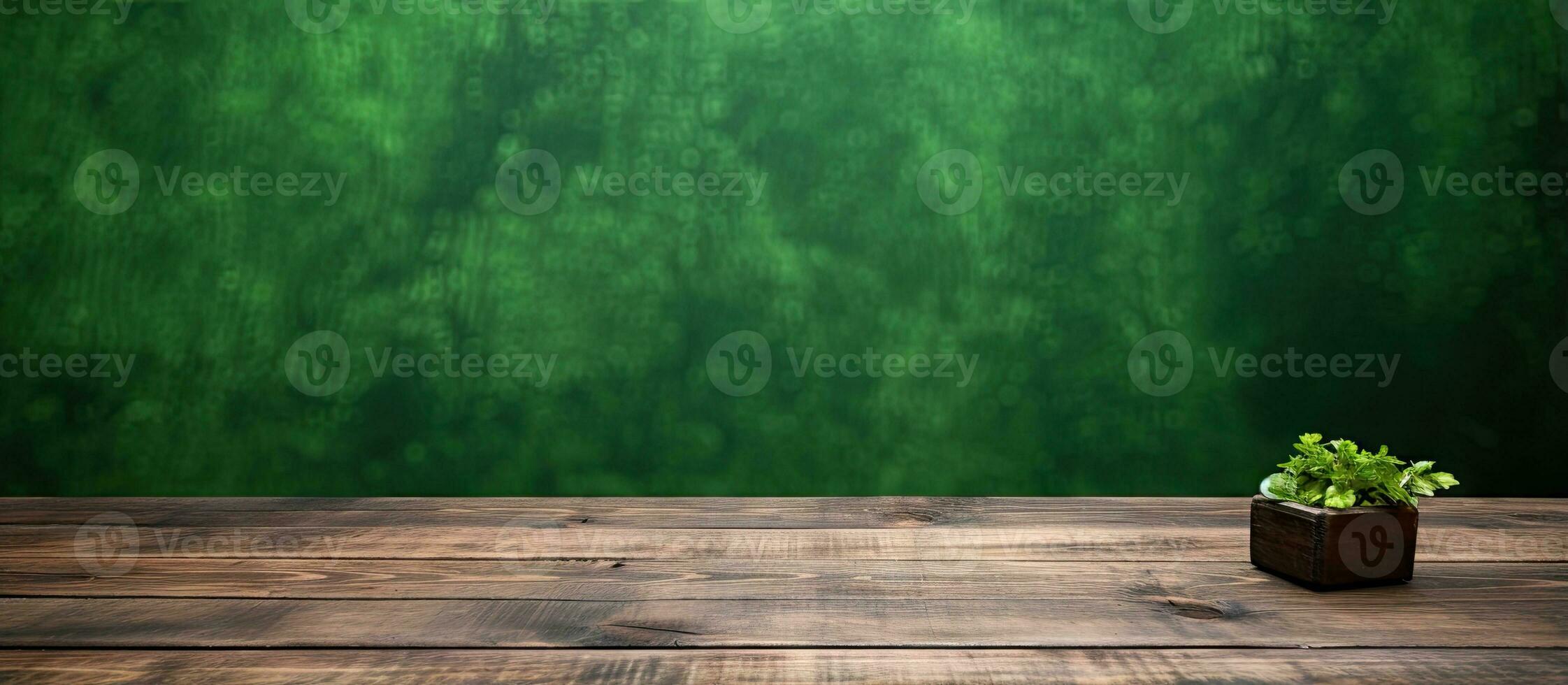 houten tafel tegen groen backdrop foto