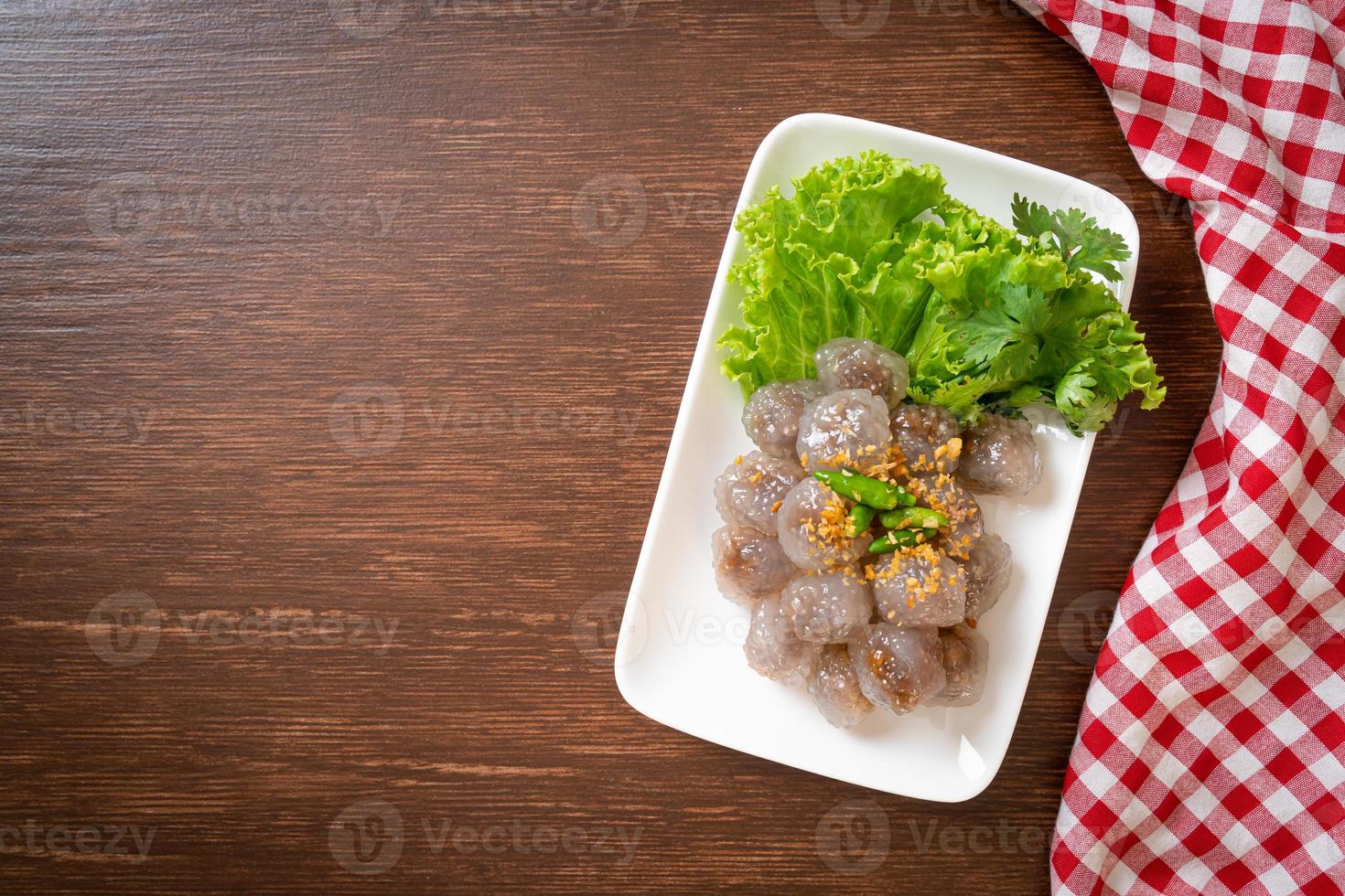 gestoomde tapioca dumplings met varkensvlees foto