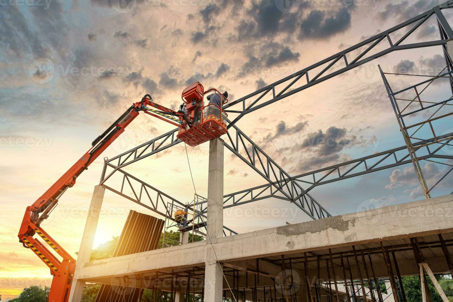 bouw arbeiders werken Aan bouw machine. antenne platform voor arbeiders wie werk Bij hoogte Aan gebouwen. foto