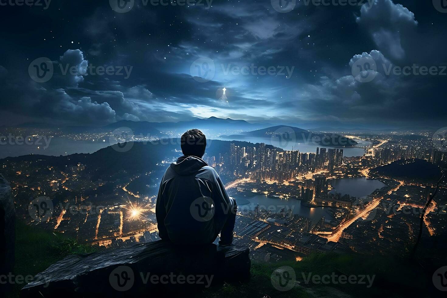 jong Mens zittend Aan top van heuvel en op zoek Bij stad Bij nacht foto