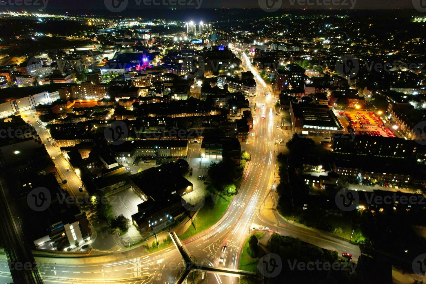 antenne visie van verlichte downtown gebouwen, wegen en centraal luton stad van Engeland uk Bij begin van Doorzichtig weer nacht van september 5e, 2023 foto