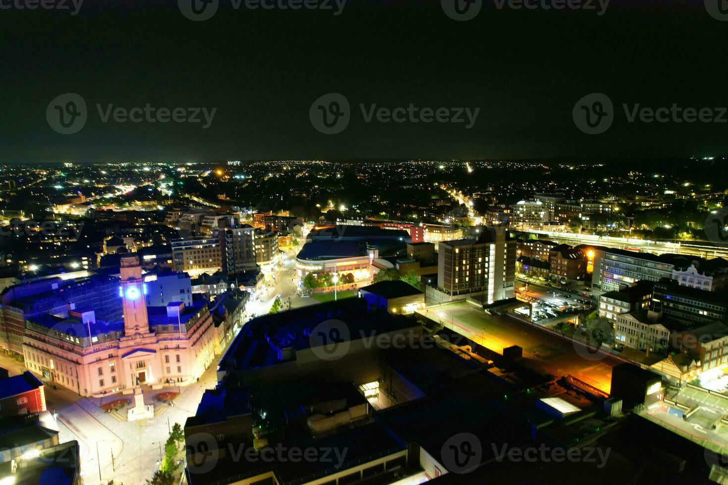 antenne visie van verlichte downtown gebouwen, wegen en centraal luton stad van Engeland uk Bij begin van Doorzichtig weer nacht van september 5e, 2023 foto