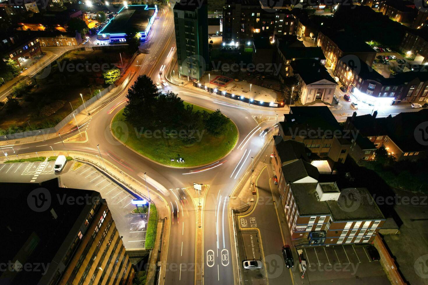 antenne visie van verlichte downtown gebouwen, wegen en centraal luton stad van Engeland uk Bij begin van Doorzichtig weer nacht van september 5e, 2023 foto