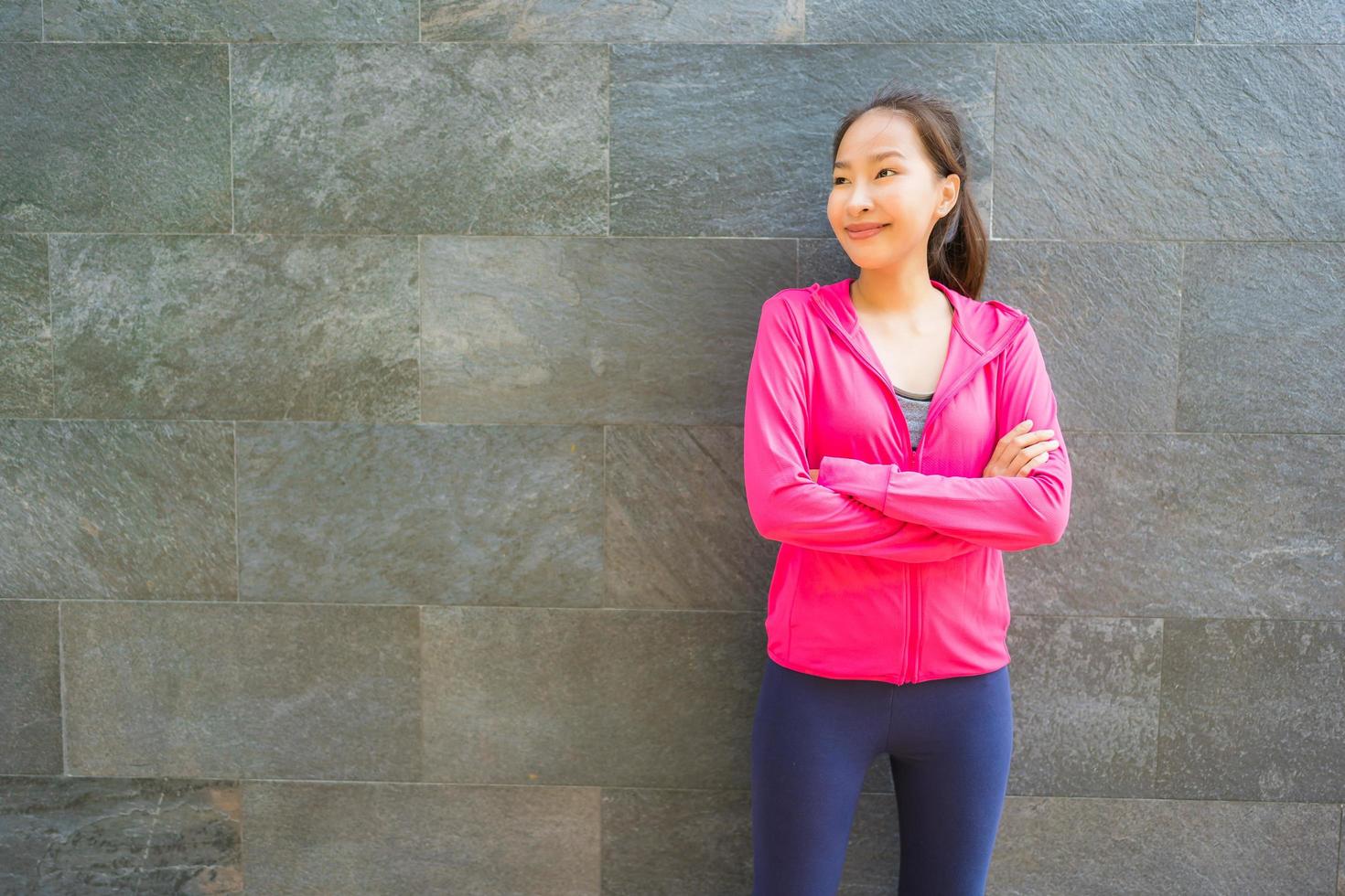 portret Aziatische vrouw in sportkleding met glimlach en klaar voor training foto