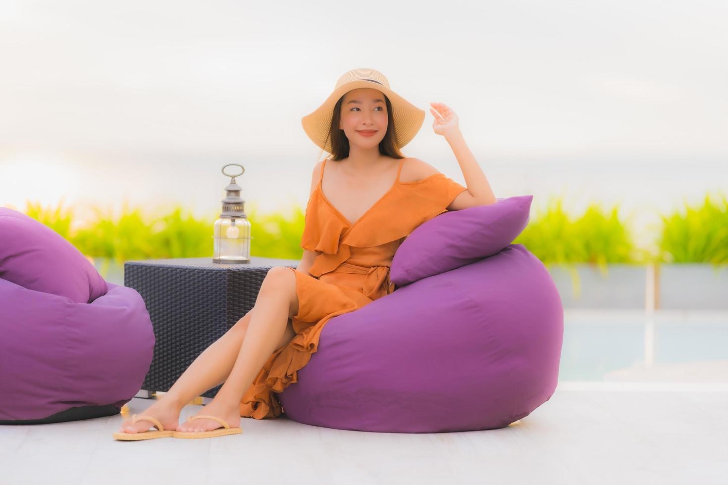 portret mooie jonge aziatische vrouw levensstijl gelukkige glimlach met vrije tijd bijna zee strand oceaan foto