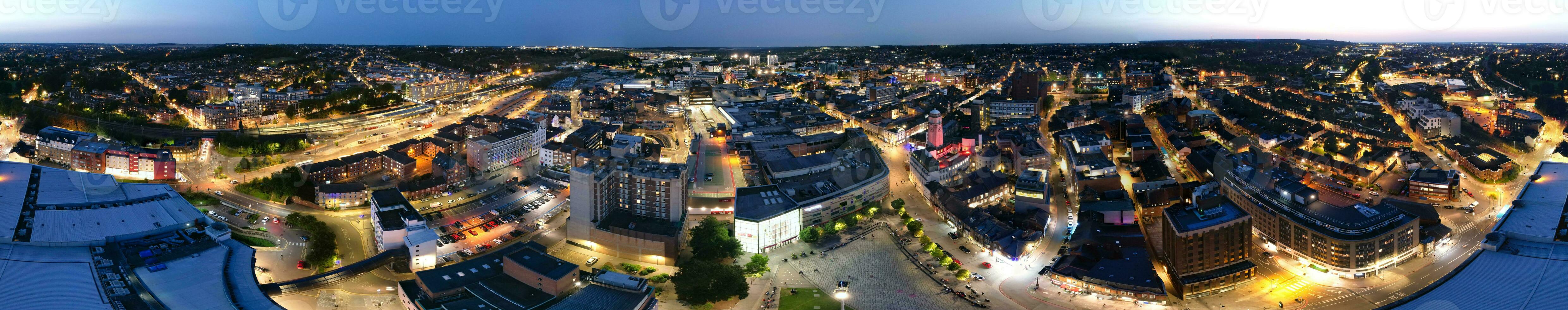 ultra breed antenne panoramisch visie van verlichte downtown gebouwen, wegen en centraal luton stad van Engeland uk Bij begin van Doorzichtig het weer nacht van september 5e, 2023 foto