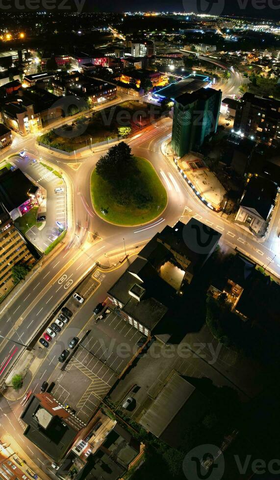 antenne verticaal panoramisch visie van verlichte downtown gebouwen, wegen en centraal luton stad van Engeland uk Bij begin van Doorzichtig het weer nacht van september 5e, 2023 foto