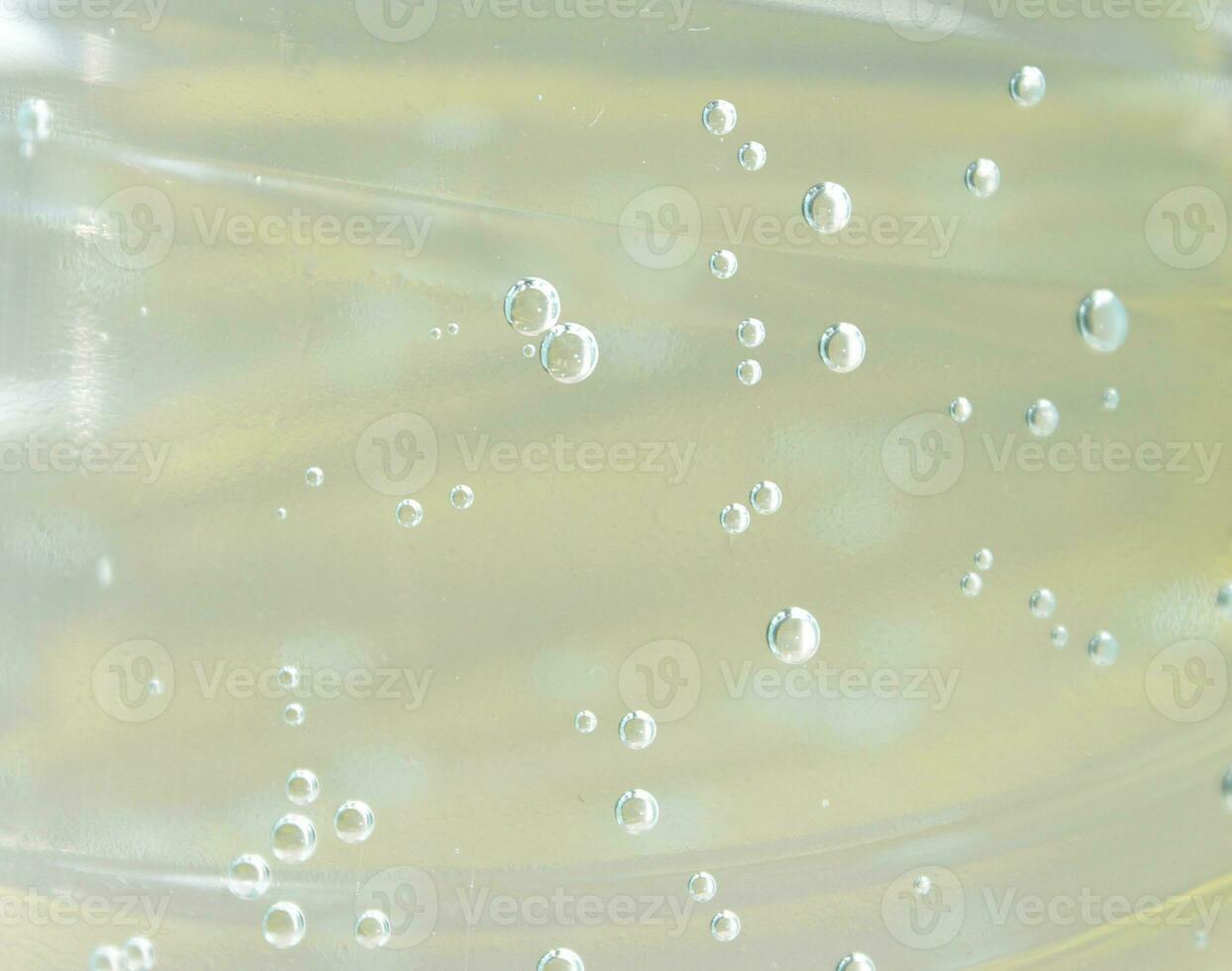 water met macro bubbels van gaz achtergrond. nat abstract kleur sjabloon met vloeistof transparant drinken in plastic fles. vers en verkoudheid laten vallen foto backdrop voor poster, banier, ansichtkaart, folder.