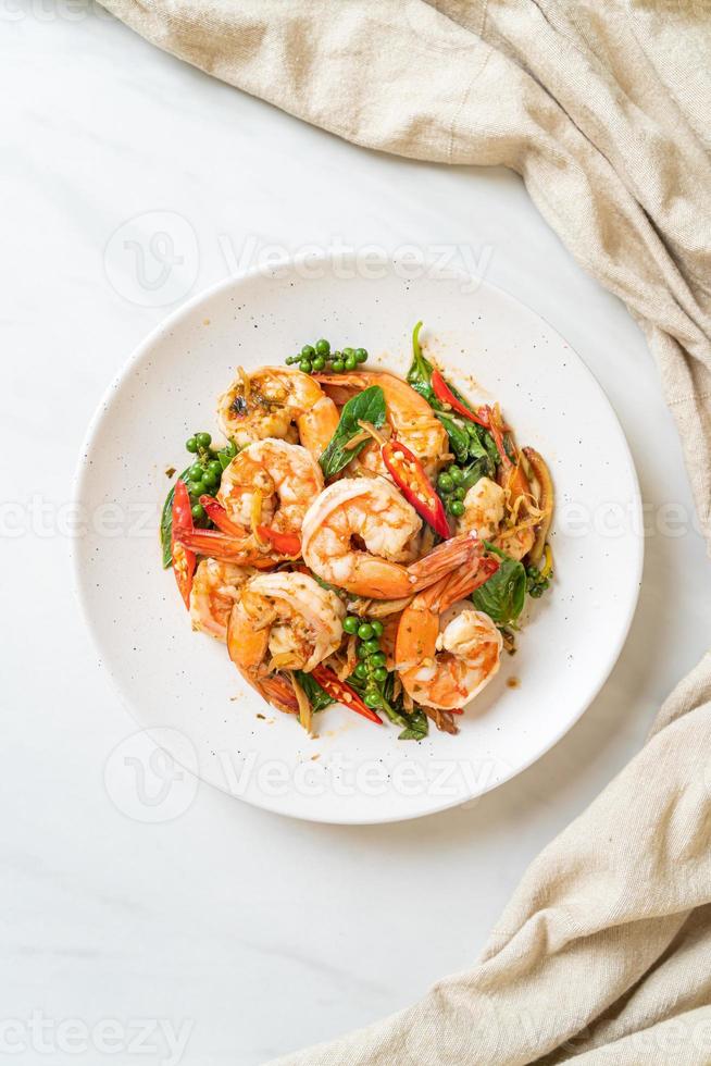 roergebakken heilige basilicum met garnalen en kruiden - Aziatisch eten food foto