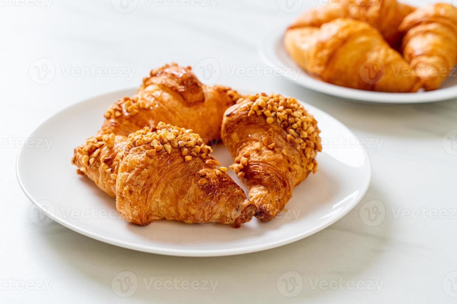 verse croissant met pinda op bord foto