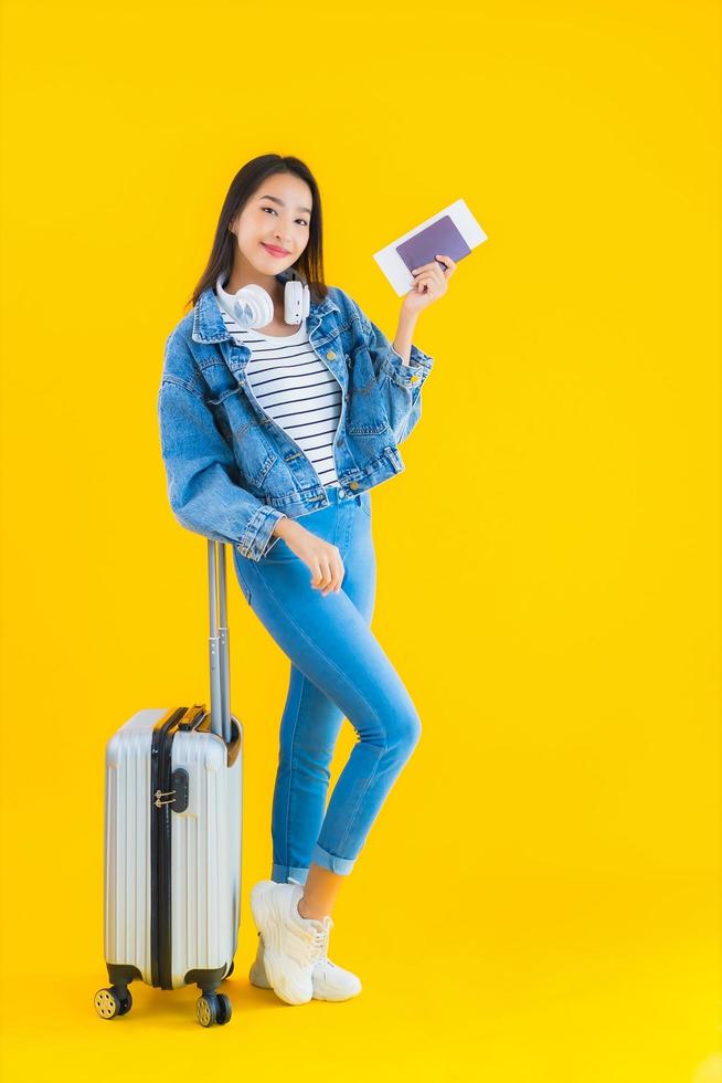 portret mooie jonge aziatische vrouw reizen en vrije tijd met bagage tas en paspoort foto