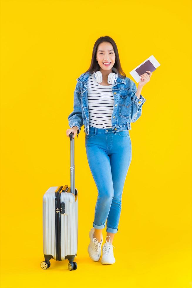 portret mooie jonge aziatische vrouw reizen en vrije tijd met bagage tas en paspoort foto