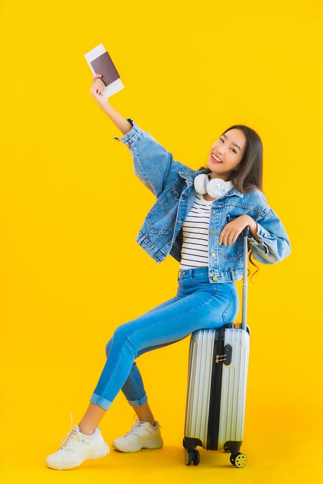 portret mooie jonge aziatische vrouw reizen en vrije tijd met bagage tas en paspoort foto