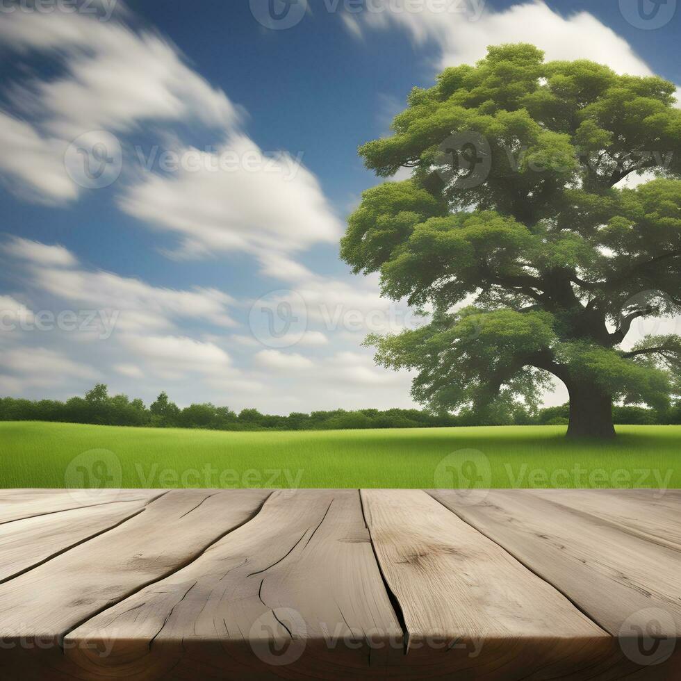 houten tafel Aan de achtergrond van een perfect gazon en boom foto