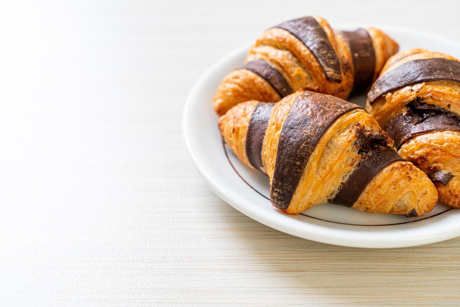 verse croissant met chocolade op bord foto