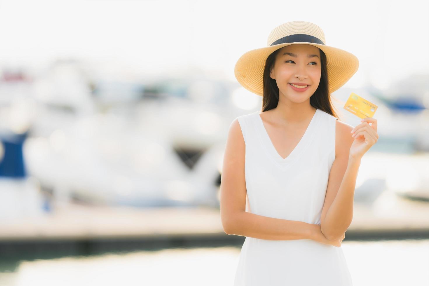 portret mooie jonge aziatische vrouw vrije tijd glimlach gelukkig ontspannen rond jachthaven foto