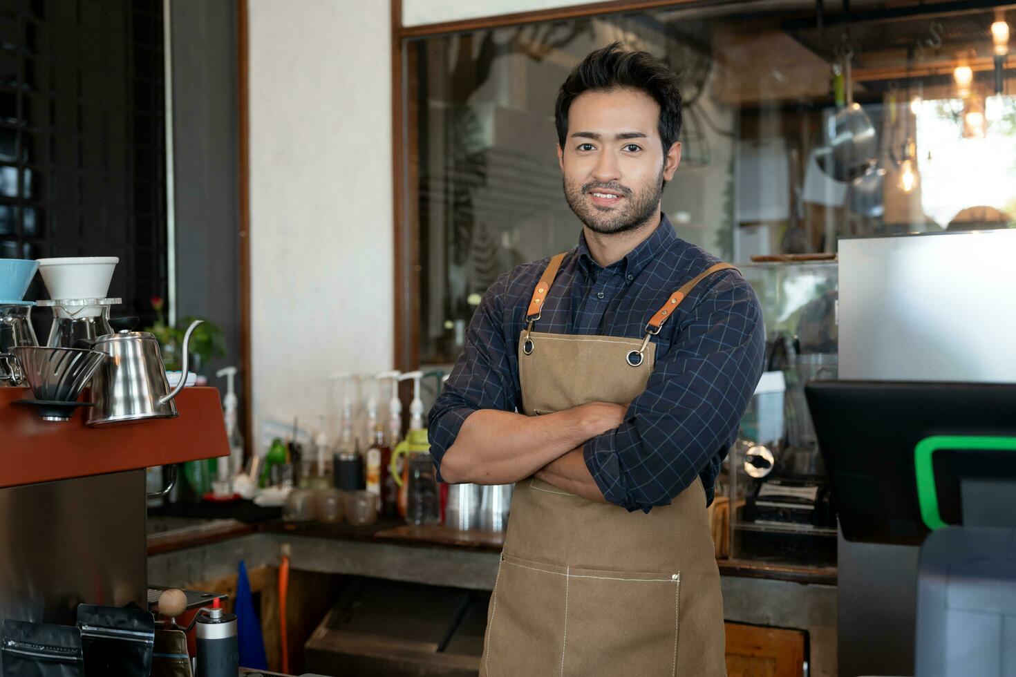 bedrijf Mens eigenaar Open Aan de eerste dag van bedrijf. garanties veiligheid, netheid, Open de koffie winkel. Open voor nieuw normaal. klein bedrijf, welkom, restaurant, huis gemaakt foto