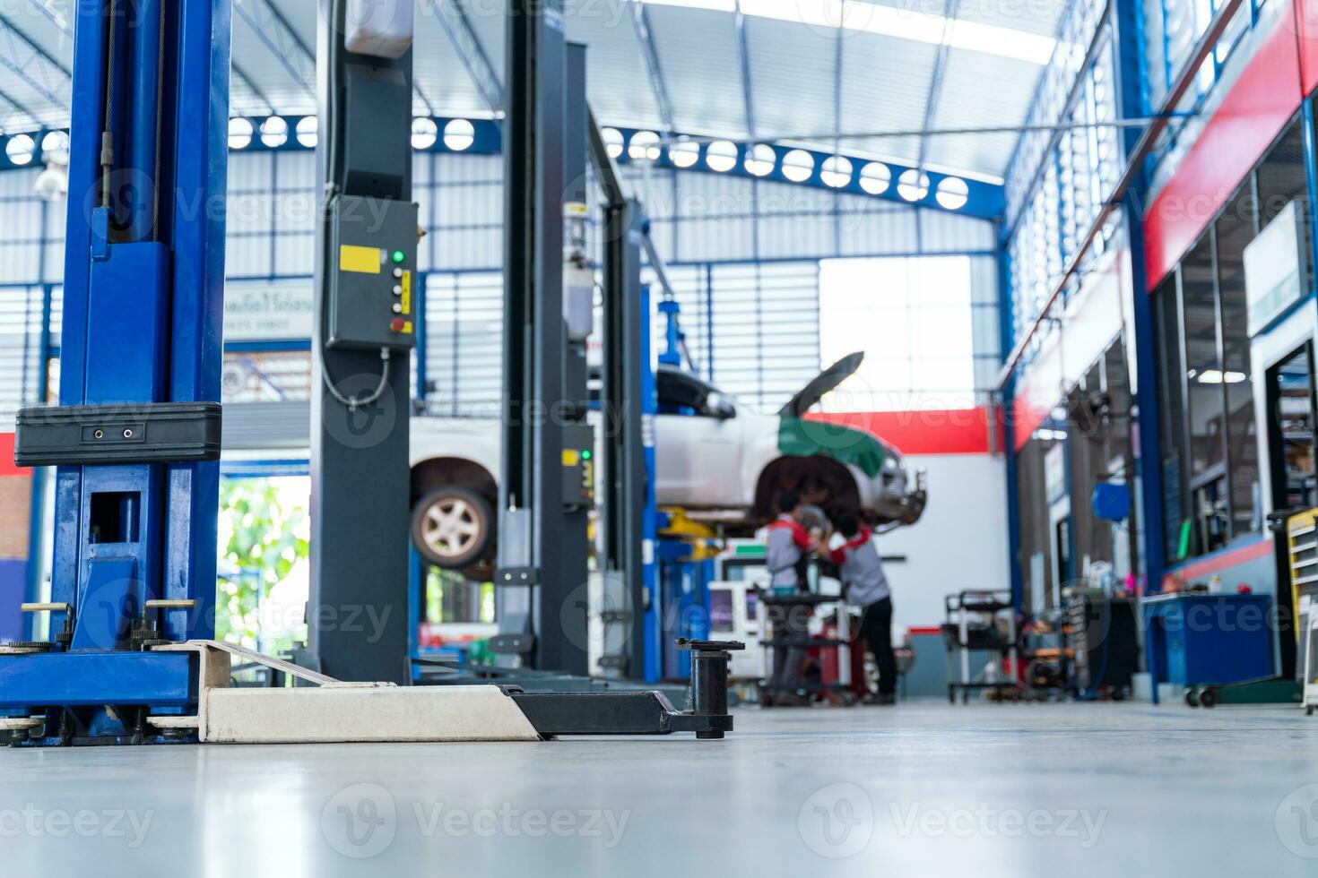 selecteer focus auto optillen in wazig van auto reparatie onderhoud centrum achtergrond foto