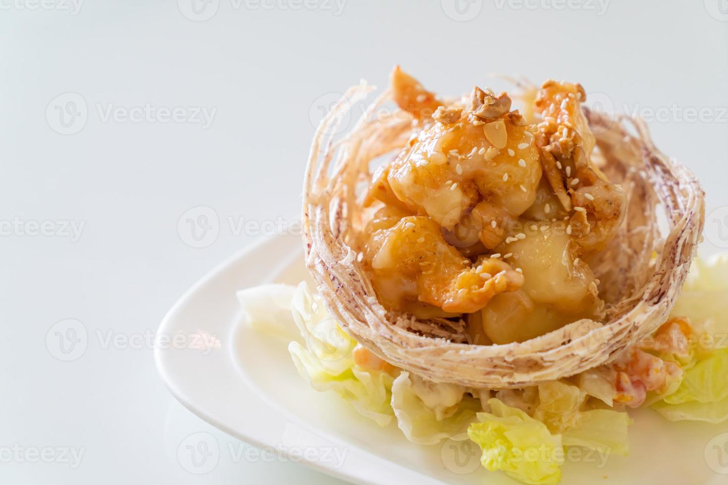 gebakken garnalen met salade en gebakken taro mand met daarop slacrème en mayonaise foto