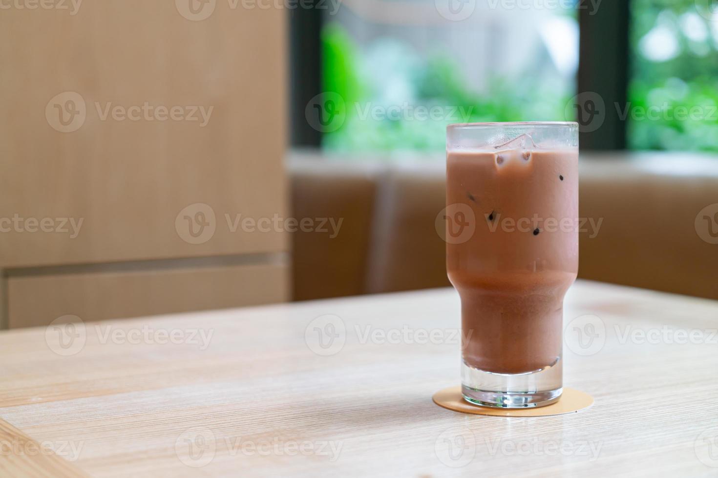 ijskoud donker chocoladeglas in café en restaurant van de coffeeshop foto